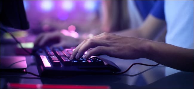 Como alternar rapidamente para o modo de janela em quase qualquer jogo para PC 1 hand with gaming keyboard 1.jpg.pagespeed.ce .J90xqmxvAK 1