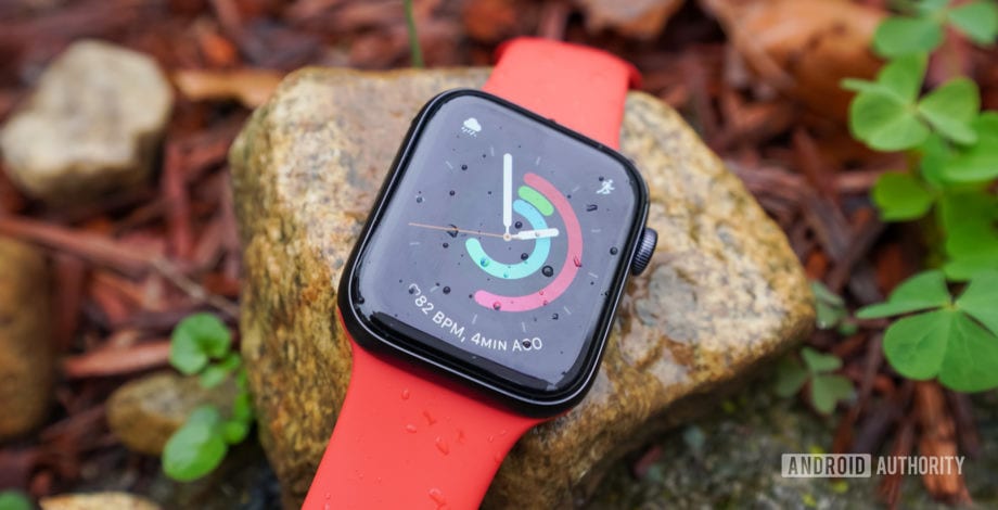 Os melhores smartwatches para crianças 1 20231130 apple watch se on rocks 920x470 1