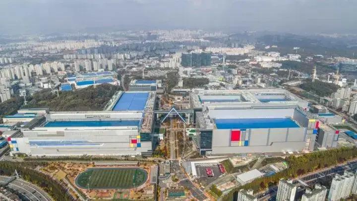 Samsung vê lucro dobrar, mas enfrenta desafios com chips HBM 1 A palavra chave com base no artigo é: "chips HBM"